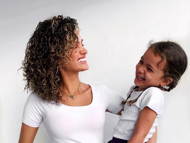 Laura Fernandez e a filha, Sol de Maria (Foto: Reprodução/Instagram)