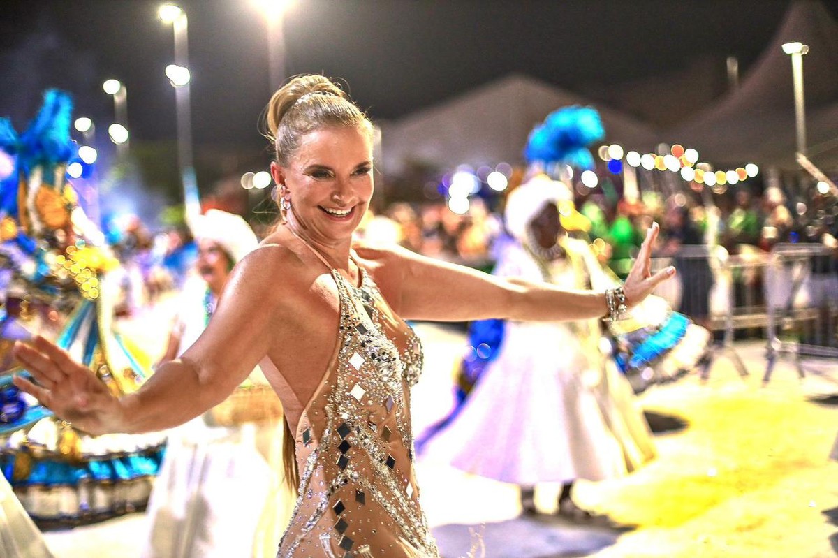 Musa de Carnaval aos 60, Paula Bergamin arrasa em minidesfile no RJ