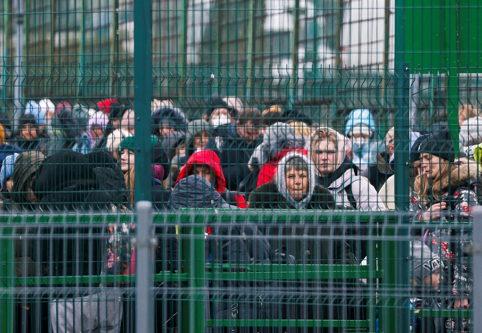 Refugiados se aglomeram ao cruzar a fronteira da Ucrânia com a cidade polonesa de Medyka em março de 2022 — Foto: Yara Nardi/Reuters