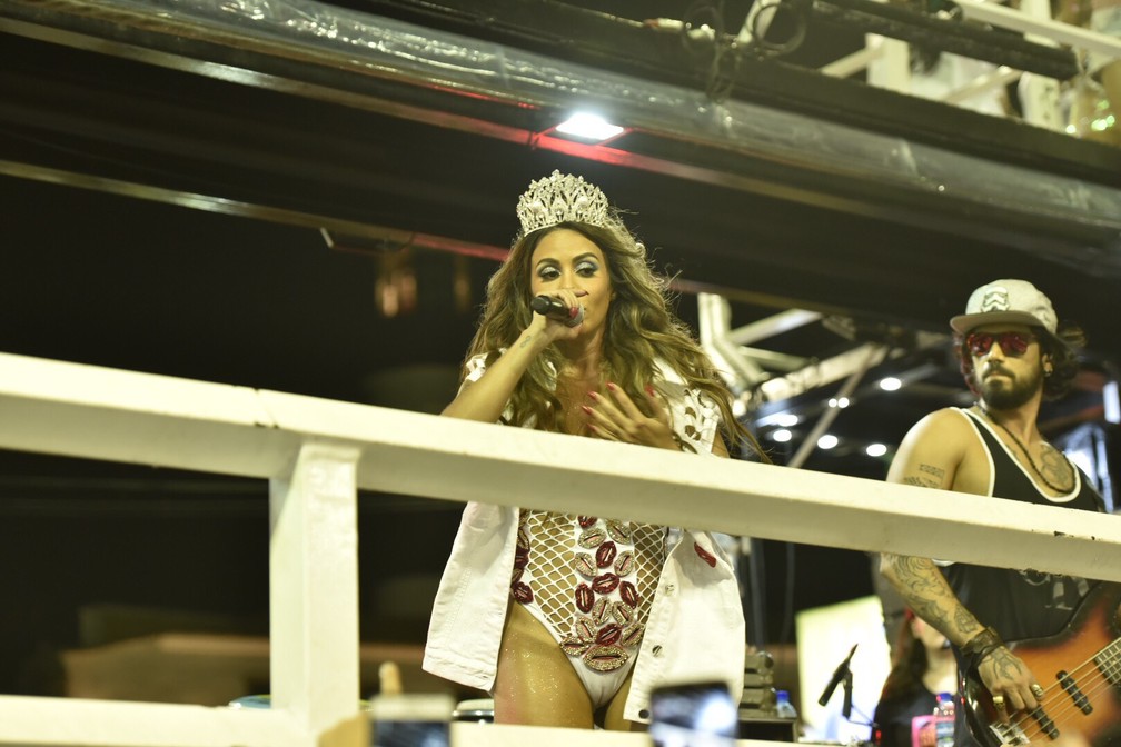 Alinne Rosa apostou em look bastante sensual para apresentação no circuito Barra/Ondina. (Foto: Elias Dantas/Ag. Haack)