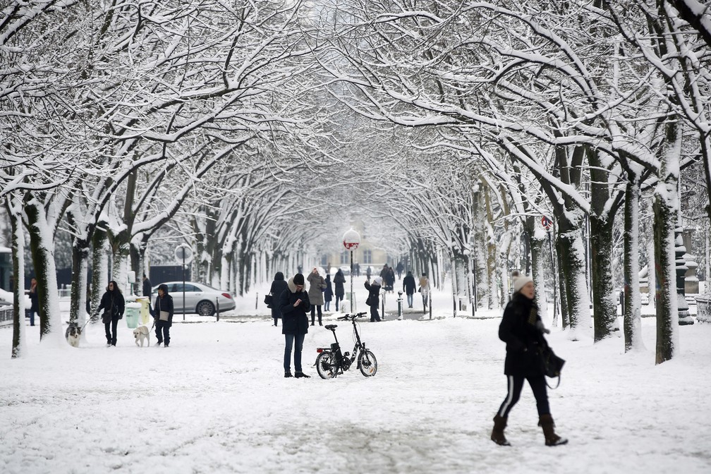Rua coberta de neve em Paris (Foto:  Thibault Camus/AP)