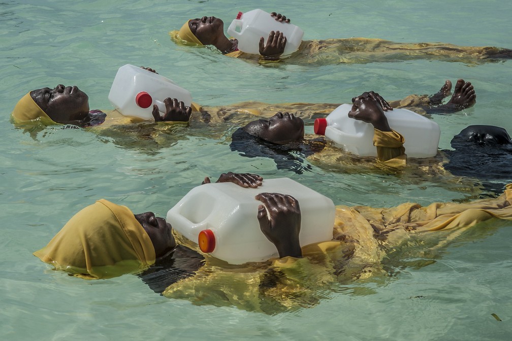 Em Zanzibar, por conta do machismo, mulheres são desencorajas a aprender a nadar - na foto, elas participam de um projeto que as leva para dentro d'água  — Foto: Anna Boyiazis/Reprodução