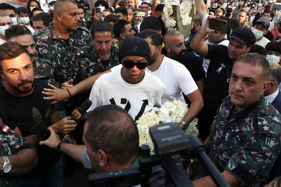Ronaldinho Gaúcho presta homenagem às vítimas de explosão em Beirute, em 29 de julho de 2021 — Foto: Bilal Hussein/AP