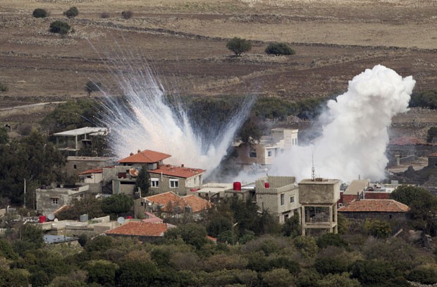 Bombardeio do exército sírio nesta segunda-feira (12) na cidade de Bariqa (Foto: AP)