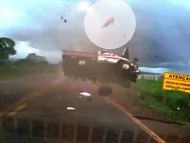 Passageiro é arremessado de caminhonete durante capotamento na BR-158, em Jataí, Goiás (Foto: Reprodução/ TV Anhanguera)