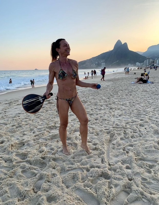 Carla Marins joga frescobol na Praia de Ipanema, no Rio (Foto: Reprodução/Instagram)