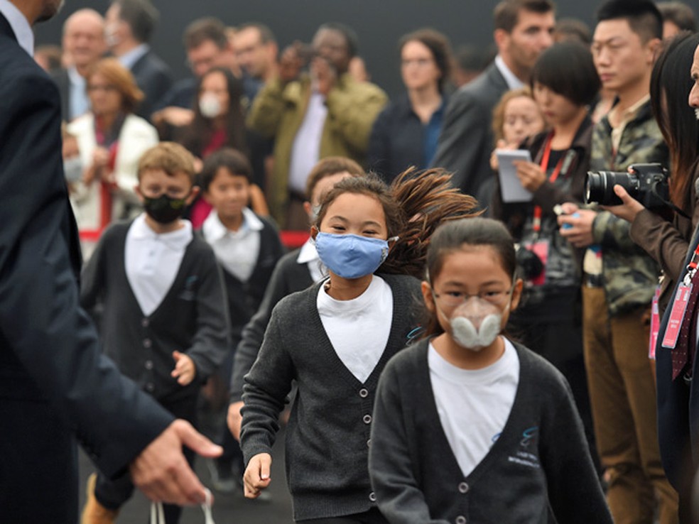 Crianças com máscaras durante inauguração de escola em Pequim — Foto: Greg Baker/AFP
