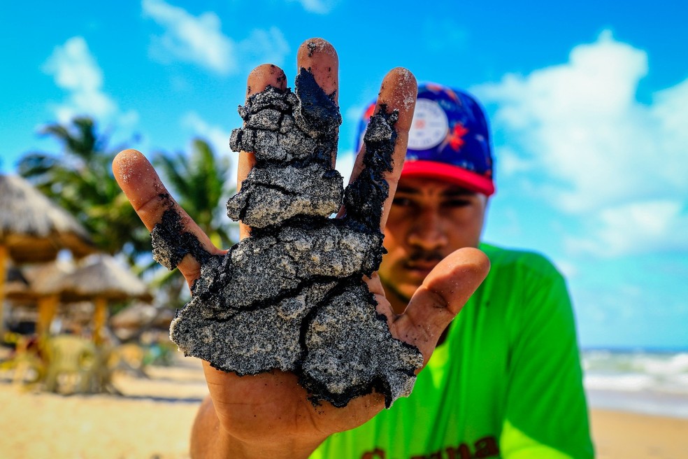 Manchas de óleo na praia de Lagoa do Pau, no município de Coruripe, em Alagoas — Foto: Pei Fon/Raw Image/Estadão Conteúdo