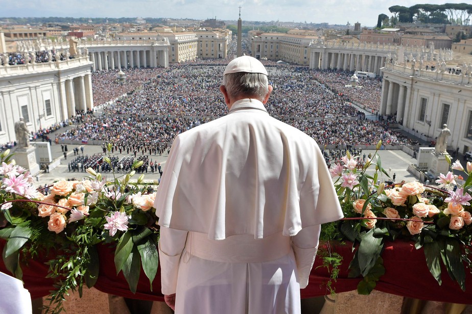 Papa Francisco diante de multidão de fiéis na Basília de São Pedro no domingo de Páscoa, em 2017