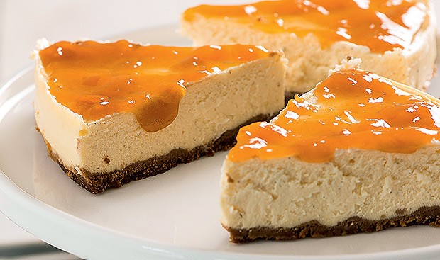 Cheesecake diet com calda de damasco (Foto: Iara Venanzi/Casa e Comida)