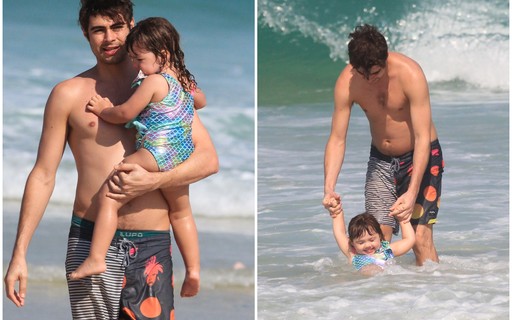 Rafael Vitti curte dia de folga na praia com a filha, Clara Maria