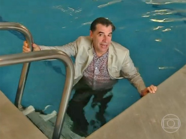 Paulo Betti sai da piscina após gravação na pele de Téo Pereira (Foto: Vídeo Show / TV Globo)