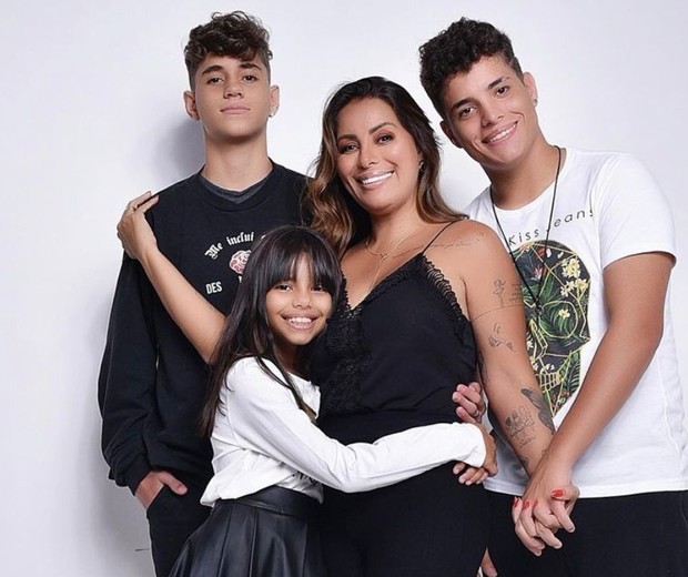 Walkyria Santos com os filhos Lucas, Bruno e Maria Flor (Foto: Reprodução/Instagram)