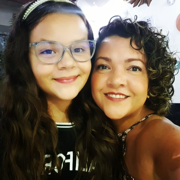 A professora Elana Chaves, vice-campeã do BBB3, e a filha, Valentina, de 11 anos (Foto: Reprodução/Instagram)