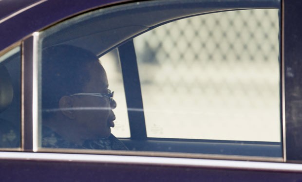 Graça Machel, mulher de Nelson Mandela, deixa o hospital neste sábado (15) em Pretória, na África do Sul (Foto: AFP)
