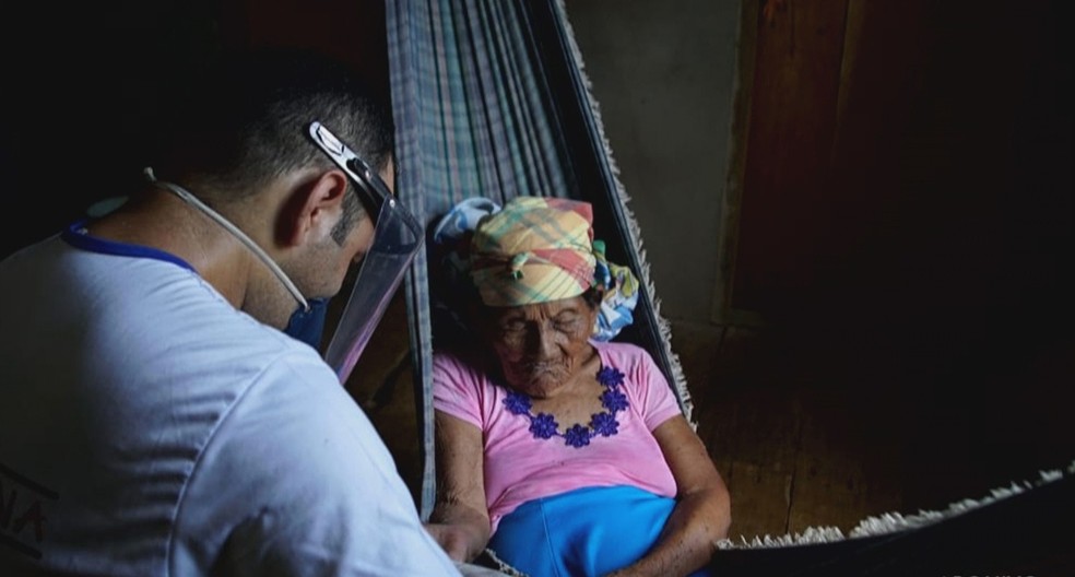Atendimento de saúde à indígena  — Foto: Rede Amazônica/Reprodução