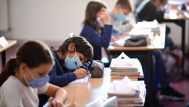 Salas de aula com portas e janelas abertas, com boa circulação do ar, são muito mais seguras e ajudam a prevenir doenças respiratórias (Foto: Getty Images via BBC News Brasil)