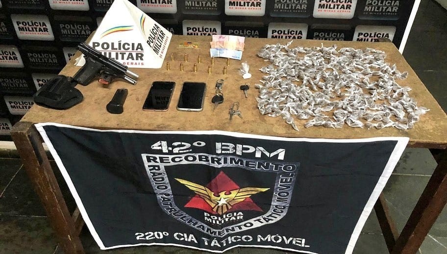 Homens são presos com drogas, pistola e munições após denúncia de furto em Curvelo; um deles atirou e agrediu policiais