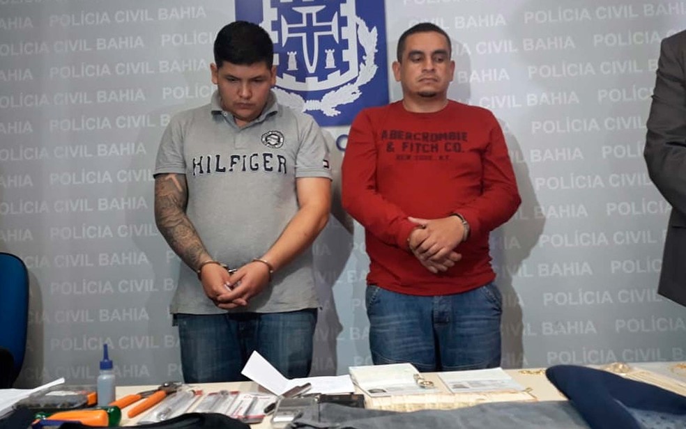 Dois dos colombianos que foram presos suspeitos de participaÃ§Ã£o em assalto a joalheria em shopping de Salvador (Foto: Maiana Belo/G1 BA)
