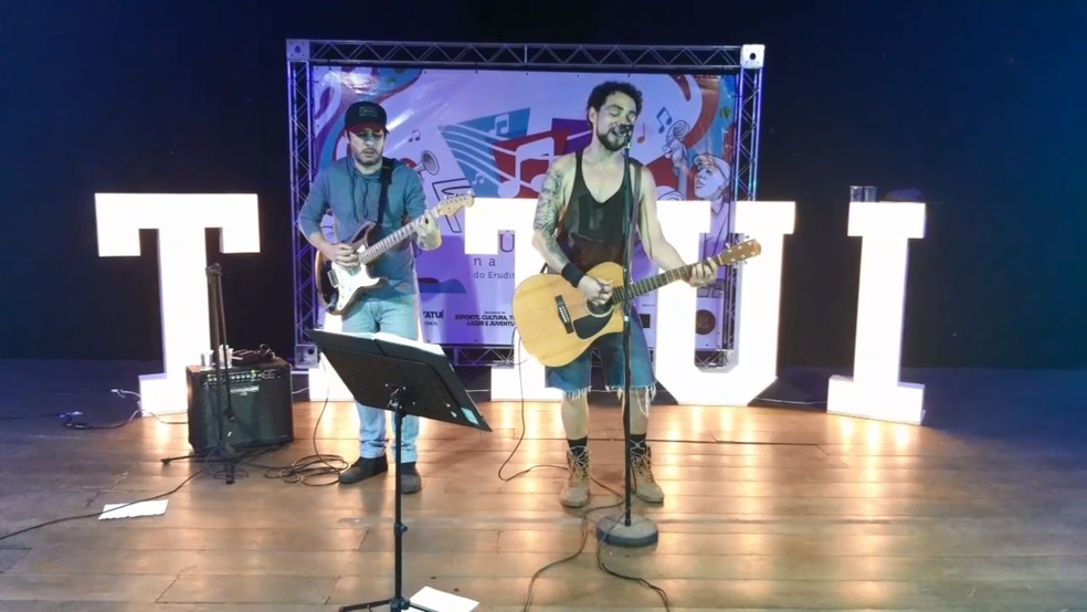 M&uacute;sicos Pablo D&rsquo;&Acirc;ngelo e Rodrigo Coelho fazem live em Tatu&iacute; em comemora&ccedil;&atilde;o ao Dia do Rock &mdash; Foto: Prefeitura de Tatu&iacute;/Facebook/Reprodu&ccedil;&atilde;o