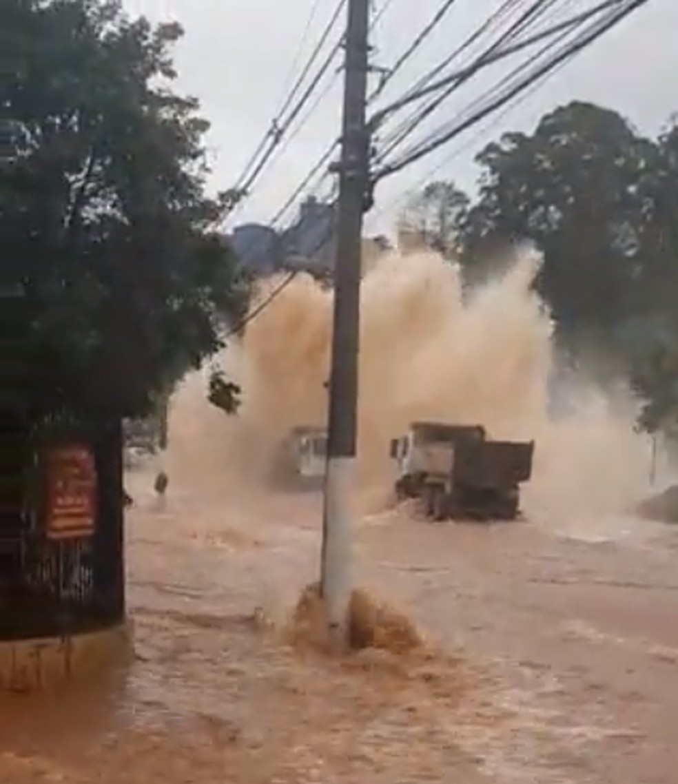 Rompimento de adutora provoca enxurrada e enchente em Cidade Tiradentes, na Zona Leste de São Paulo, nesta quarta-feira (20) — Foto: Reprodução/Twitter
