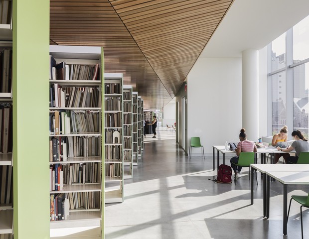 Biblioteca tem design moderno e  telhado verde nos Estados Unidos (Foto: Michael Grimm)
