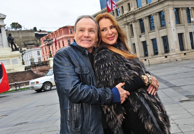 Stênio Garcia e a mulher, Marilene Saade, visitaram Valparaíso, balneário a duas horas de Santiago. O casal fez pose na Plaza Sotomayor (Foto: Deco Rodrigues)