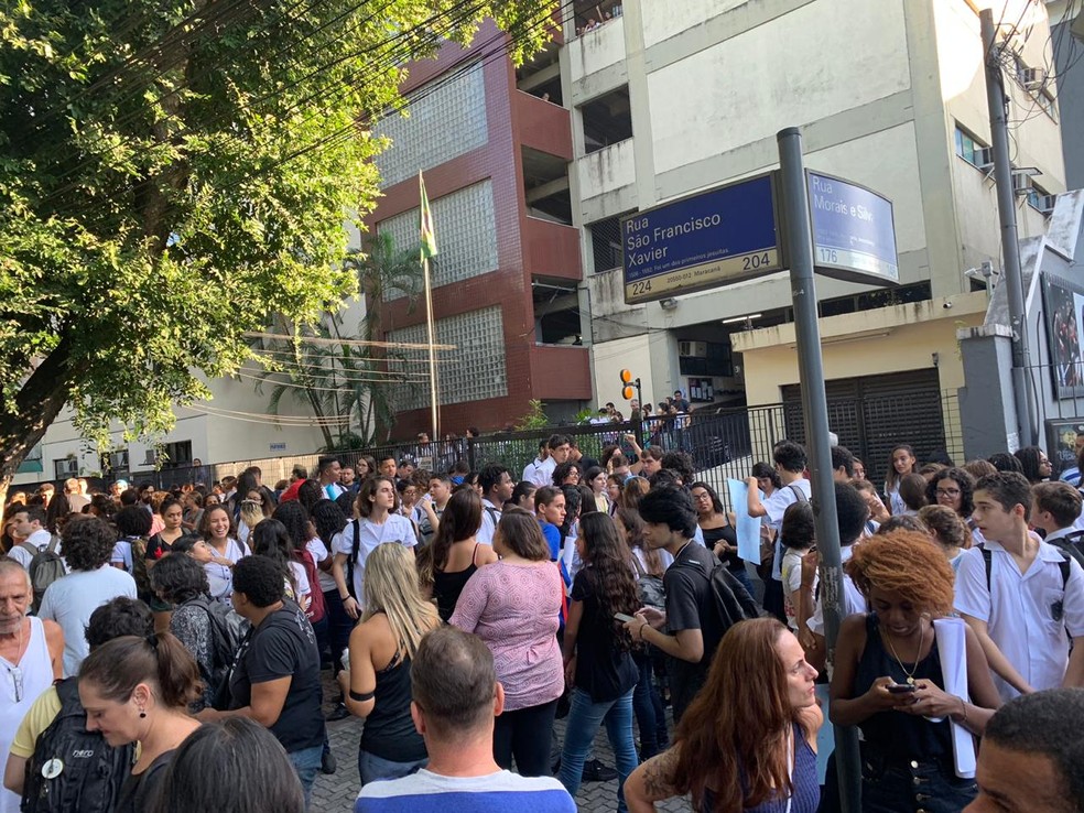 Grupo se concentrou em frente ao Colégio Pedro II na Tijuca — Foto: Fernanda Rouvenat / G1