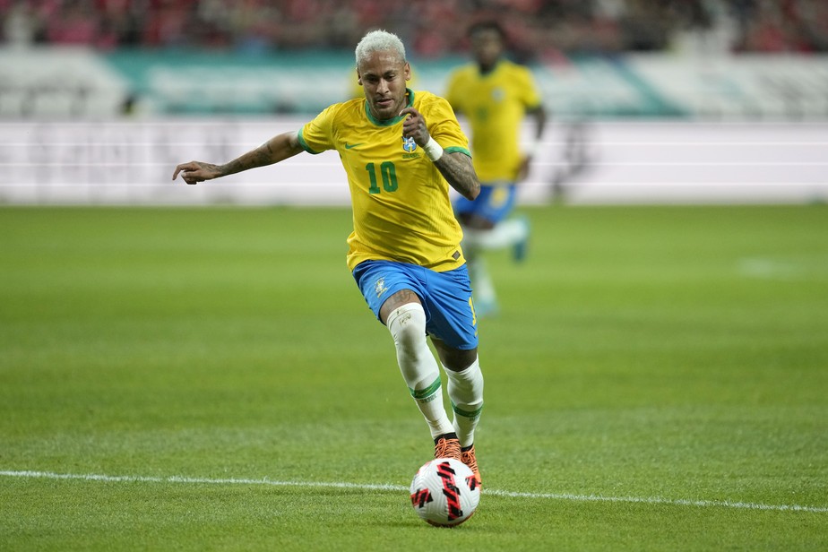Neymar carrega a bola durante um amistoso entre Coreia do Sul e Brasil no Estádio da Copa do Mundo de Seul, em Seul, quinta-feira, 2 de junho de 2022