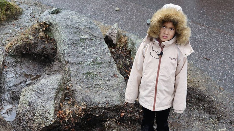 Uma menina de 8 anos que brincava perto de sua escola na Noruega encontrou uma adaga da Idade da Pedra