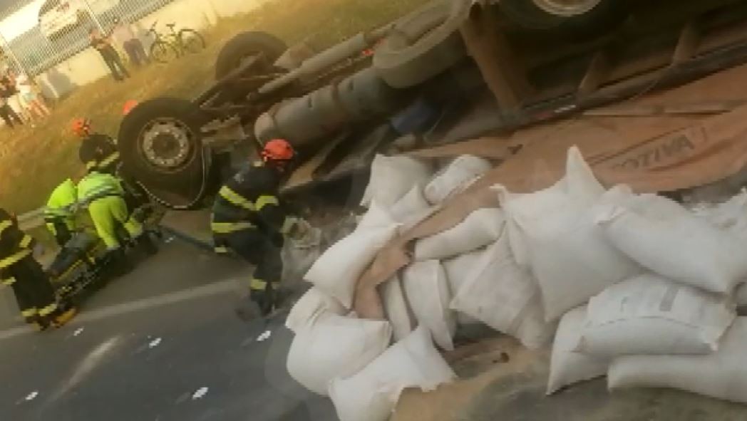 Caminhão carregado com farelo de milho tomba e motorista fica ferido na Rodovia SP-101 em Hortolândia