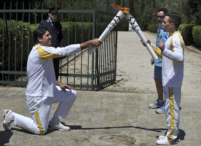 Giovane Gávio cerimônia tocha olímpica (Foto: AP Photo/Thanassis Stavrakis)