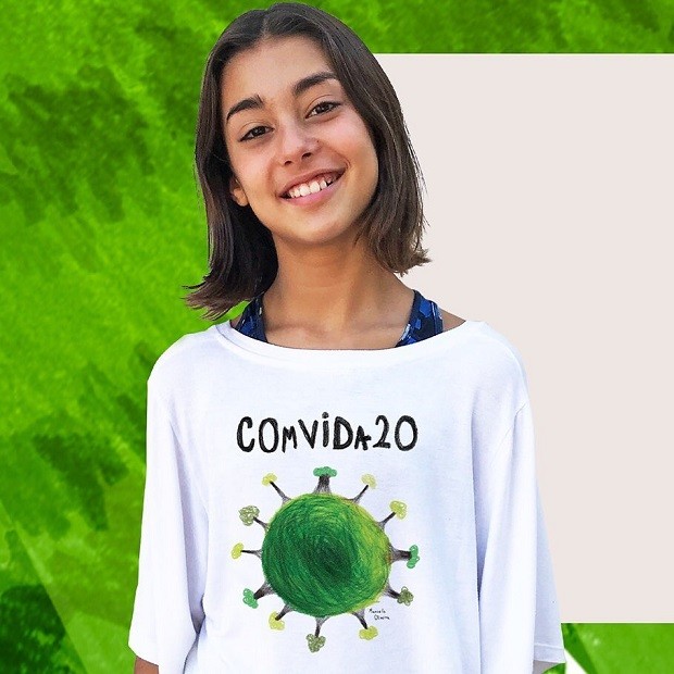 Manuela Oliveira com a camiseta (Foto: Reprodução/Instagram)