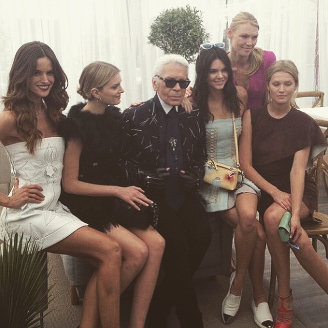 Karl Lagerfeld e modelos (Foto: Reprodução / Instagram)