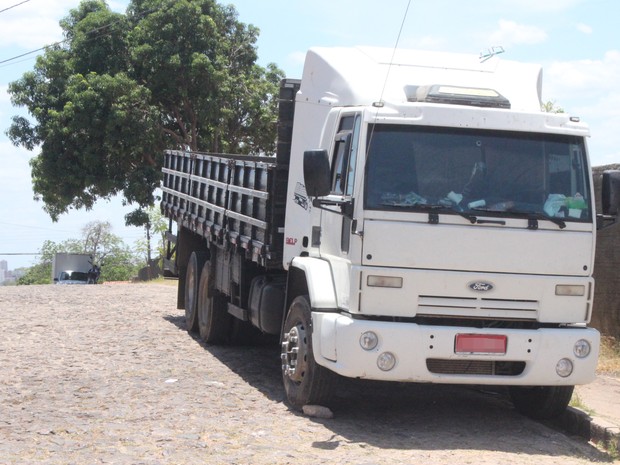 Caminhão era utilizado para o transporte de materiais utilizados no roubo a bancos (Foto: Fernando Brito/G1)