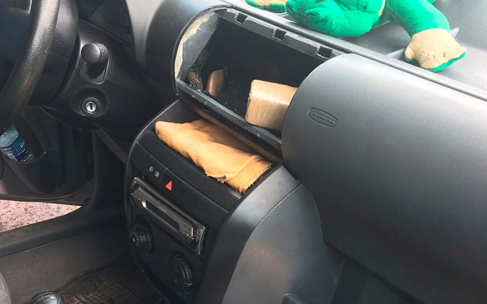 Tabletes de maconha prensada são encontrados em painel de carro em Feira de Santana (Foto: Divulgação/SSP-BA)