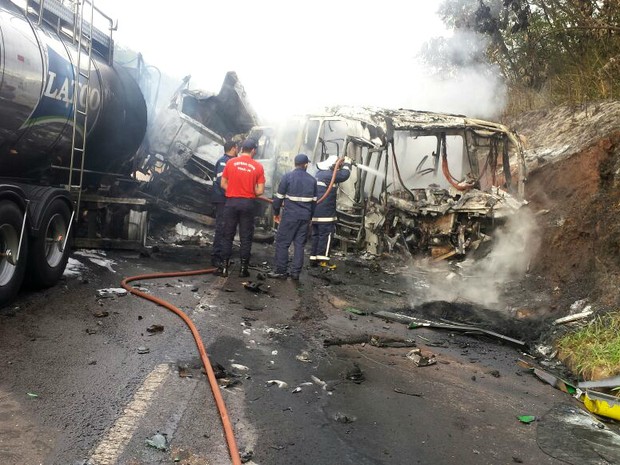 Veículos pegaram fogo após batida entre um ônibus e caminhão (Foto: Divulgação/Defesa Civil de Iporã)