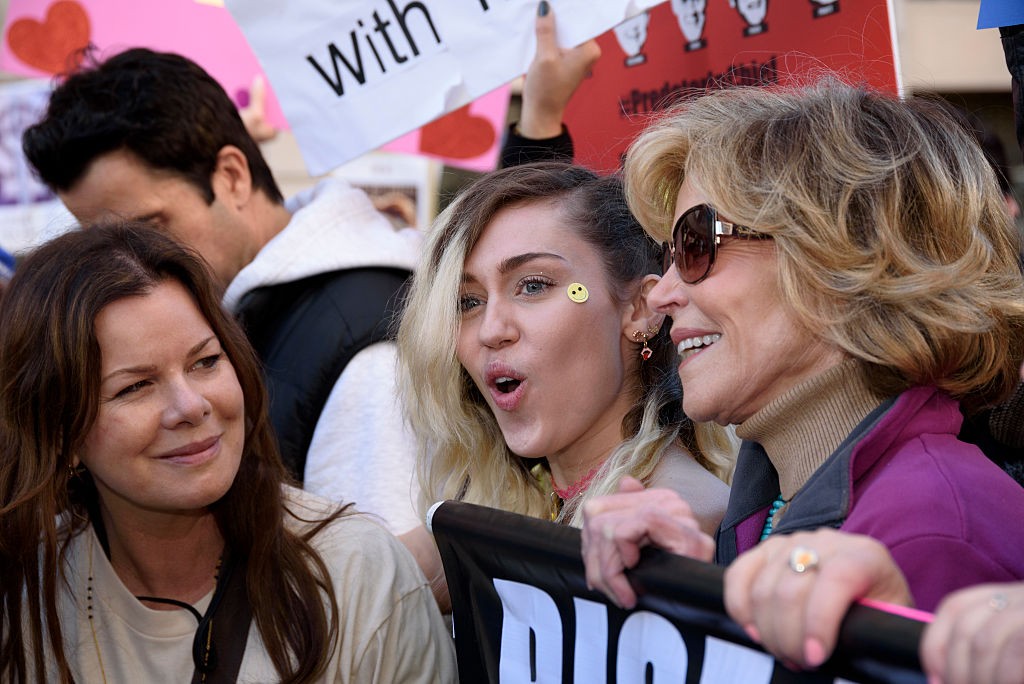 Marcia Gay Harden,  Miley Cyrus e Jane Fonda (Foto: Getty Images)