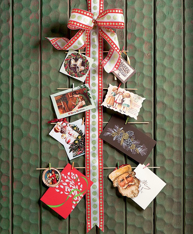 Ideia simples e cheia de bossa: uma fita com laço na ponta serve de apoio para fotografias da família ou cartões de Natal com bons desejos.  (Foto: Iara Venanzi/Editora Globo)