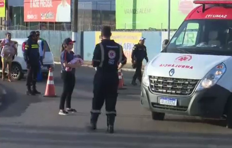 Bebê de 13 dias é reanimado pelo Samu durante simulação de acidente de trânsito em ação do Maio Amarelo em Rio Branco  — Foto: Reprodução/Rede Amazônica