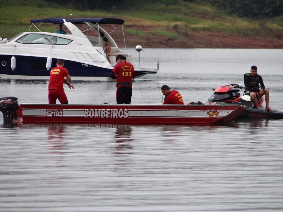 Bombeiros fazem buscas após helicóptero cair no Lago Corumbá, em Caldas Novas — Foto: Divulgação/Corpo de Bombeiros