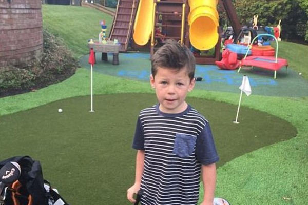 Kai Rooney, filho de Wayne Rooney, no campo de golfe particular (Foto: Reprodução/Instagram)