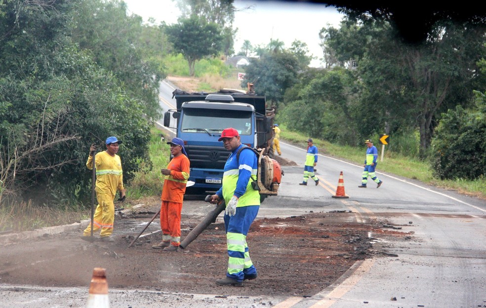 Equipes do DNIT trabalham na recuperação de trechos da BR-267, entre Jardim e Porto Murtinho — Foto: Silvio Andrade