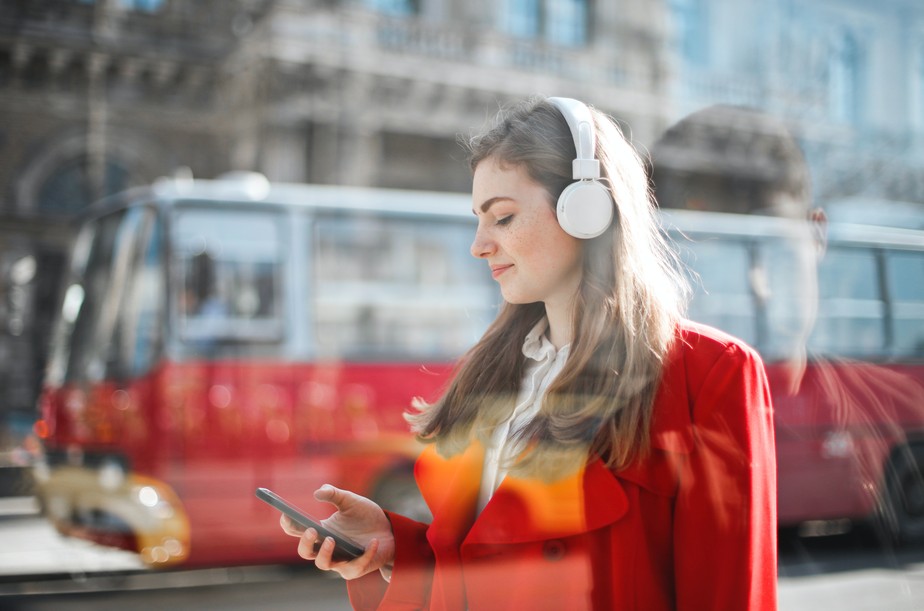 Mais de um bilhão de jovens estão em risco de perda auditiva devido a fones de ouvido e locais com música alta.