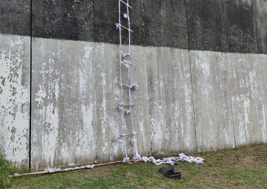 Criminosos usaram uma escada improvisada com lençol - escada feita com lençóis - para fugir do presídio