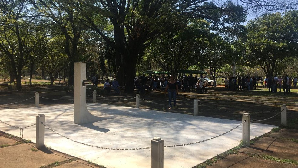 Túmulo de familiares de JK no cemitério da Asa Sul; ao fundo, local onde será enterrado Joaquim Roriz — Foto: Clara Franco/TV Globo