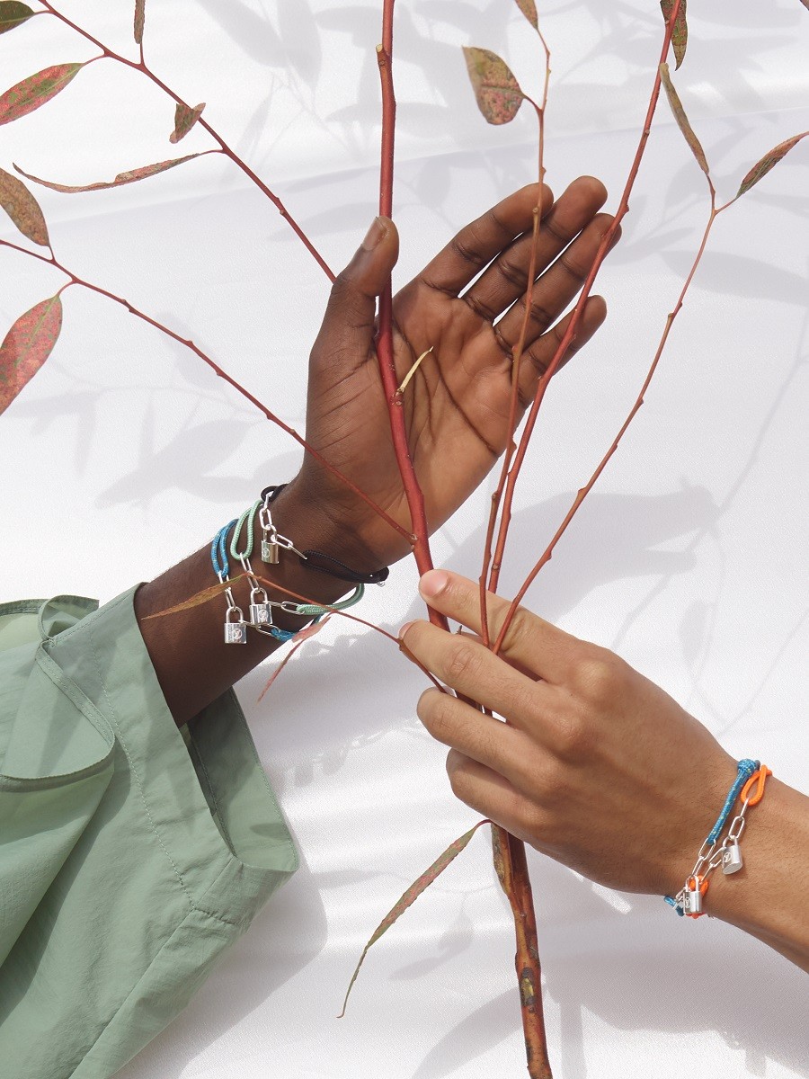 Louis Vuitton x UNICEF apresenta os primeiros braceletes Silver Lockit por Virgil Abloh (Foto: Divulgação)