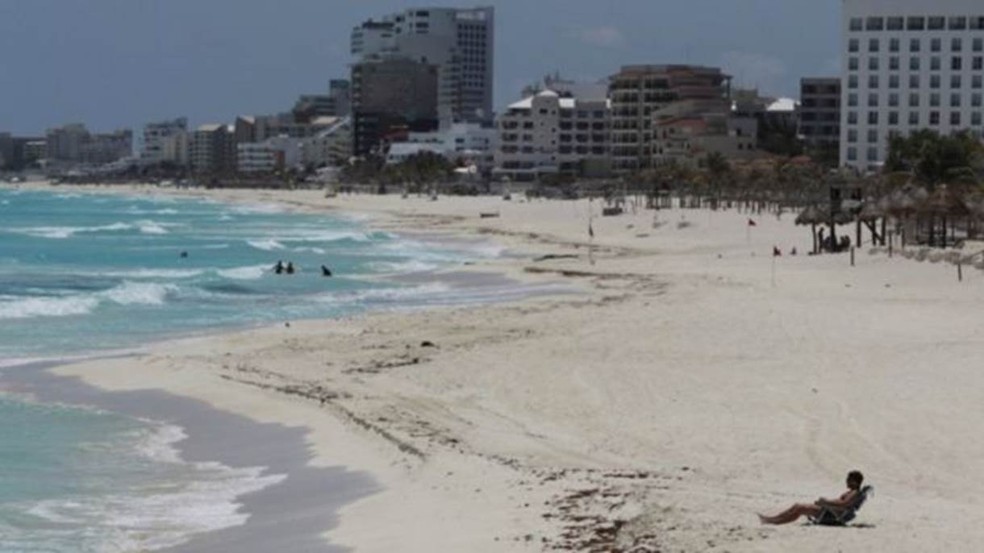 Praias ficaram desertas em Cancún — Foto: Reuters