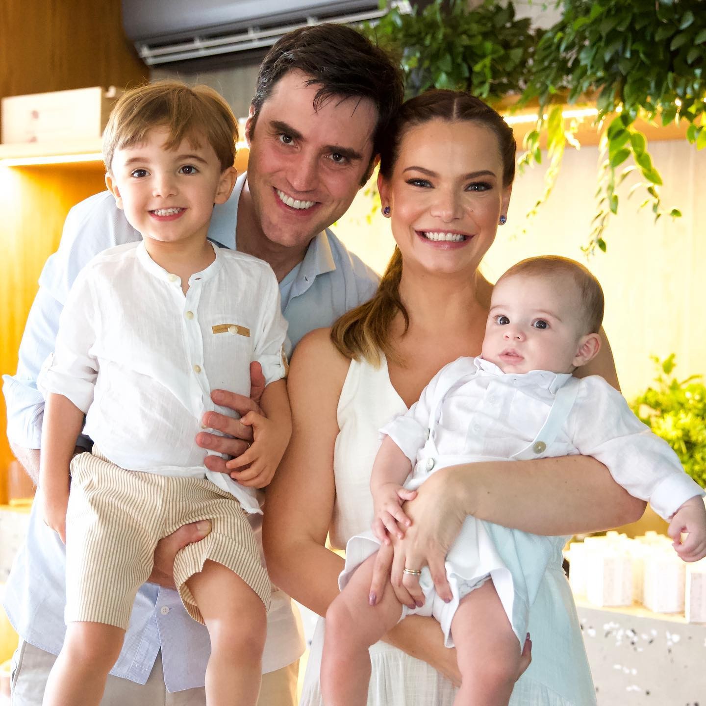 Milena Toscano com o marido, Pedro Ozores, e os filhos (Foto: Reprodução/Instagram)