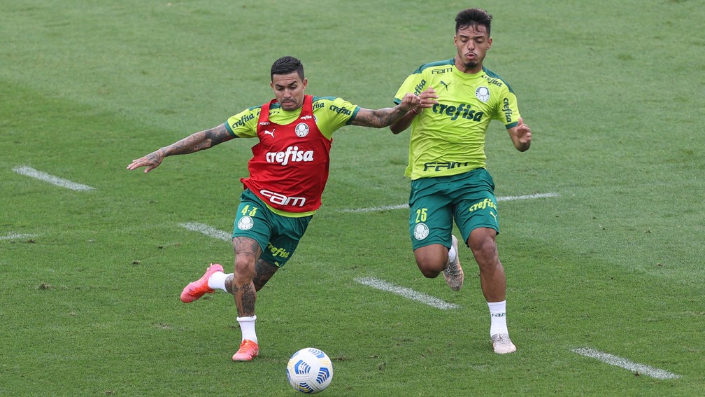 Dudu e Gabriel Menino durante treino do Palmeiras — Foto: Cesar Greco / Ag. Palmeiras